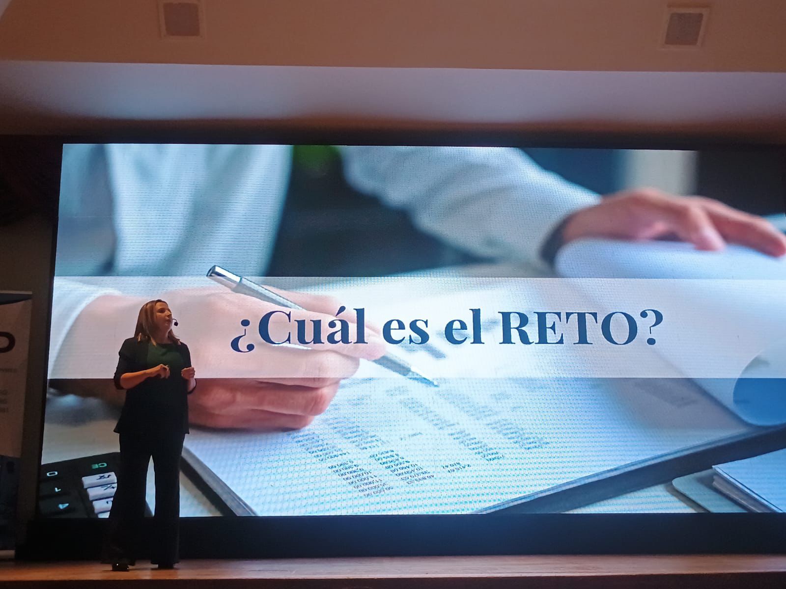Chris Elizondo en una presentación de Estrategika